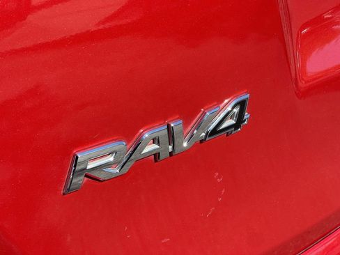 Used 2017 Toyota RAV4 LE image 8