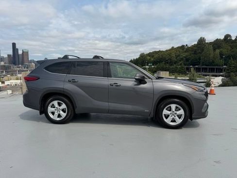 Used 2022 Toyota Highlander LE AWD/4WD image 2