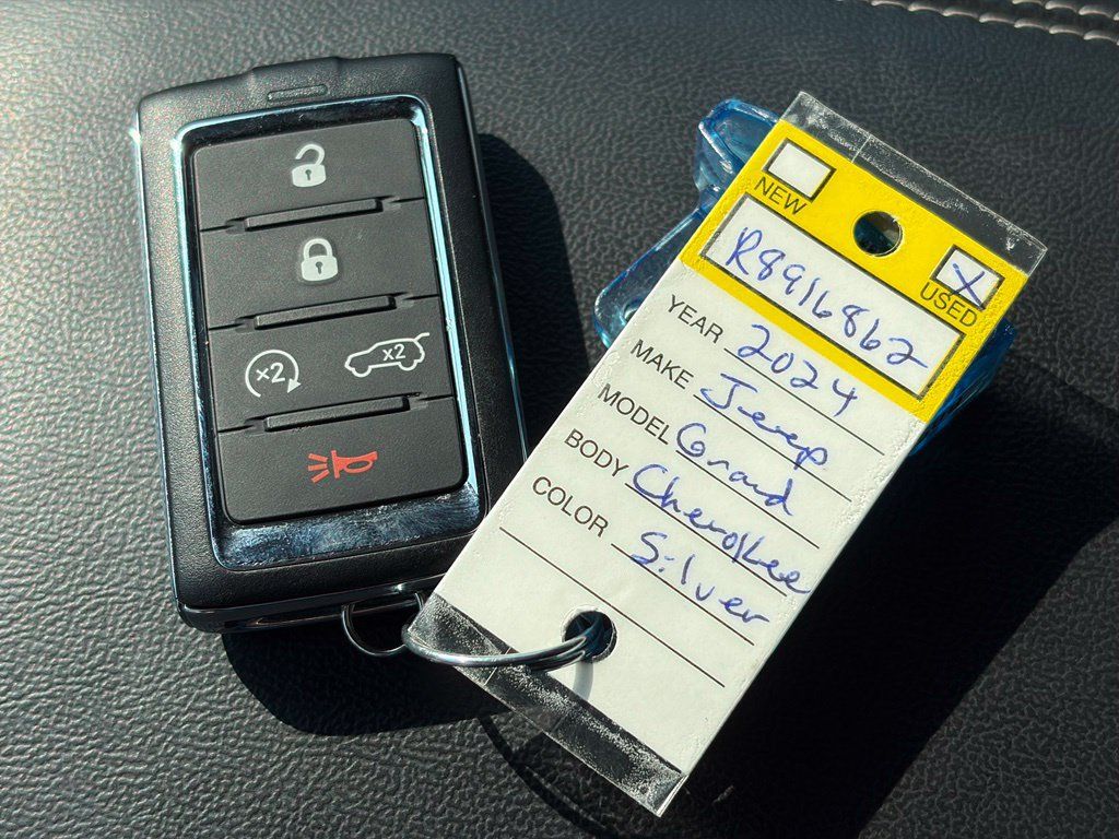 Used 2024 Jeep Grand Cherokee L Limited AWD/4WD image 40