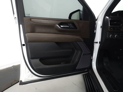 Used 2025 GMC Yukon Denali Ultimate w/ LPO, Floor Liner Package AWD/4WD image 5