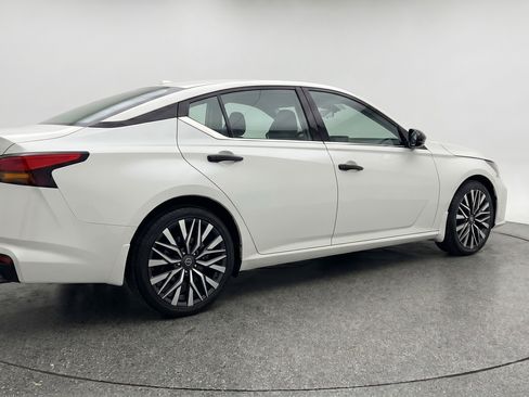 Used 2025 Nissan Altima 2.5 SV image 9
