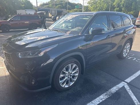 Used 2021 Toyota Highlander Limited AWD/4WD image 3