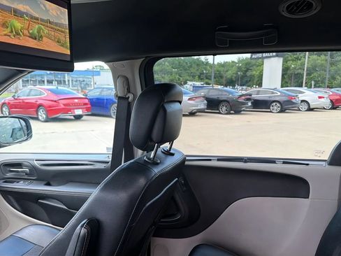 Used 2019 Dodge Grand Caravan SXT w/ Driver Convenience Group FWD image 38
