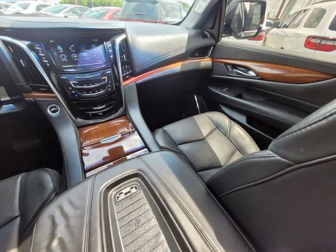 Used 2018 Cadillac Escalade Premium Luxury RWD image 30