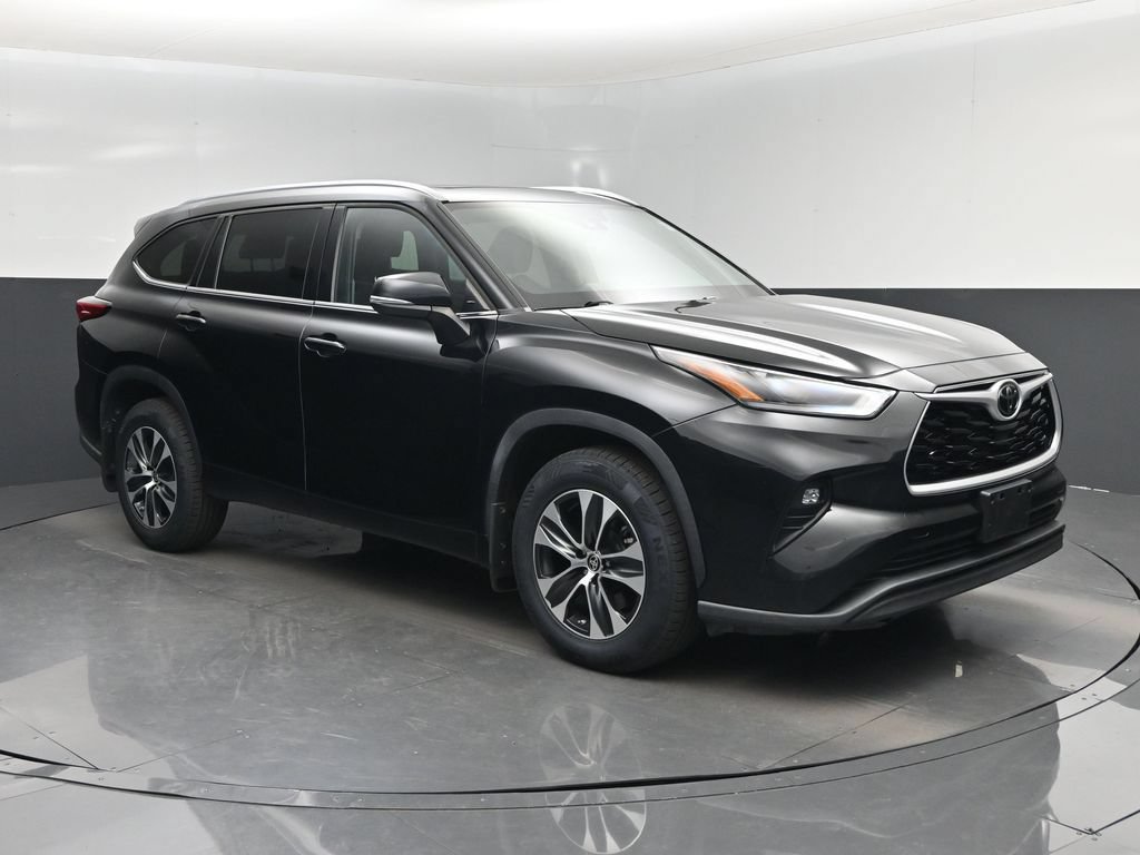 Used 2021 Toyota Highlander XLE AWD/4WD image 1