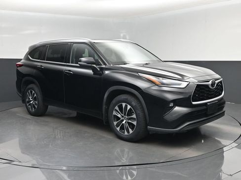 Used 2021 Toyota Highlander XLE AWD/4WD image 1