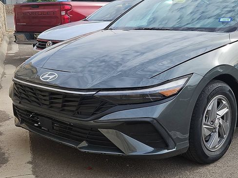 Used 2025 Hyundai Elantra SE FWD image 2