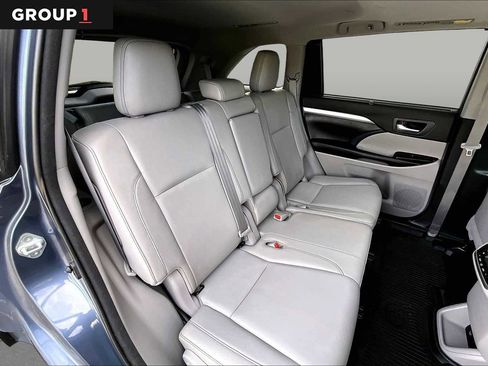 Used 2018 Toyota Highlander XLE w/ Carpet Mat Package (TMS) AWD/4WD image 20