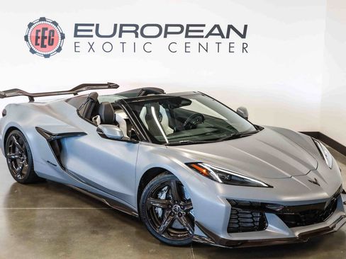 Used 2025 Chevrolet Corvette Z06 RWD image 2