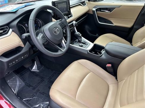 Used 2022 Toyota RAV4 XLE Premium image 22