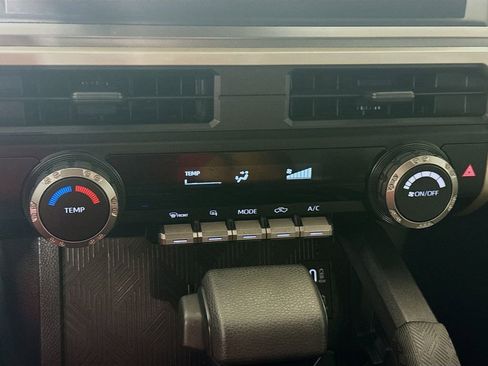 Used 2025 Toyota Tacoma SR5 AWD/4WD image 17