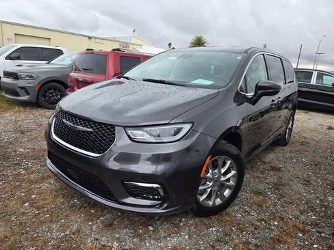 Used 2023 Chrysler Pacifica Touring-L image 3