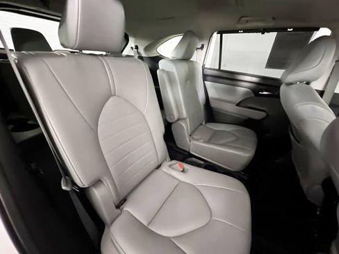 Used 2021 Toyota Highlander XLE AWD/4WD image 21
