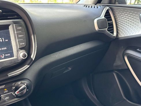 Used 2025 Kia Soul LX w/ LX Technology Package FWD image 32