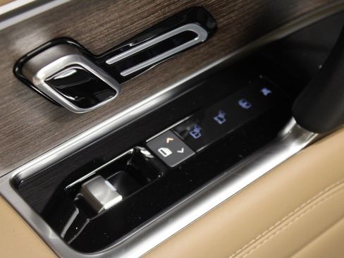 Used 2025 Land Rover Range Rover SE image 36