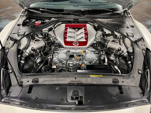 Used 2016 Nissan GT-R Premium image 10