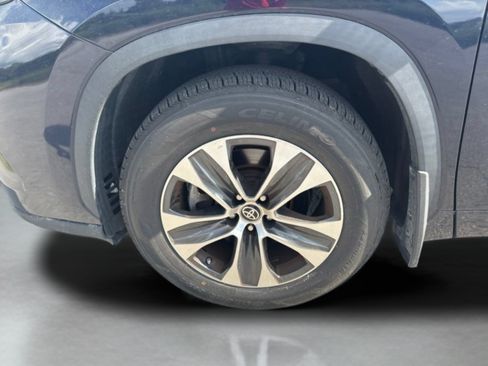 Used 2023 Toyota Highlander XLE FWD image 34