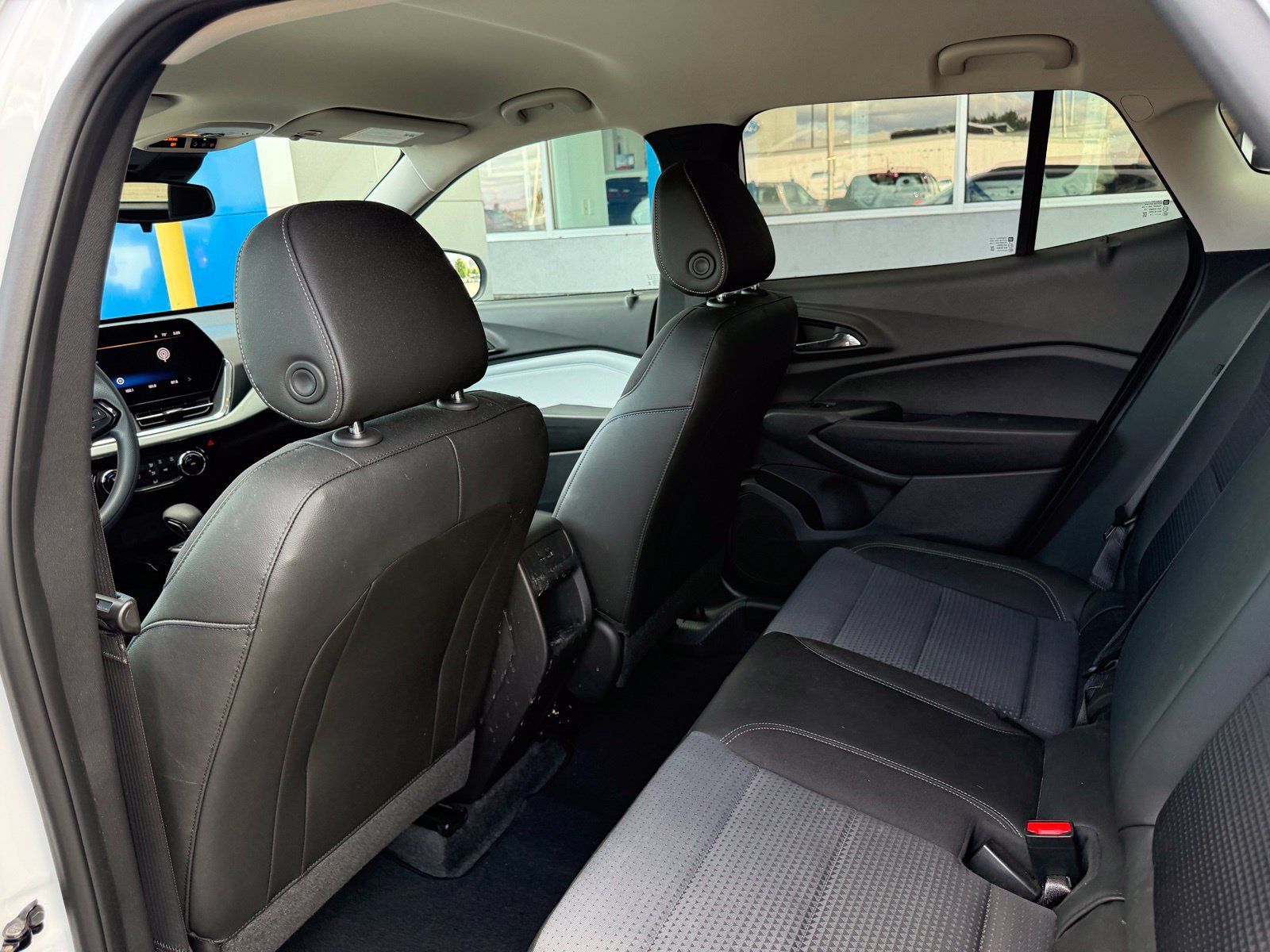 Used 2025 Chevrolet Trax LT FWD image 16