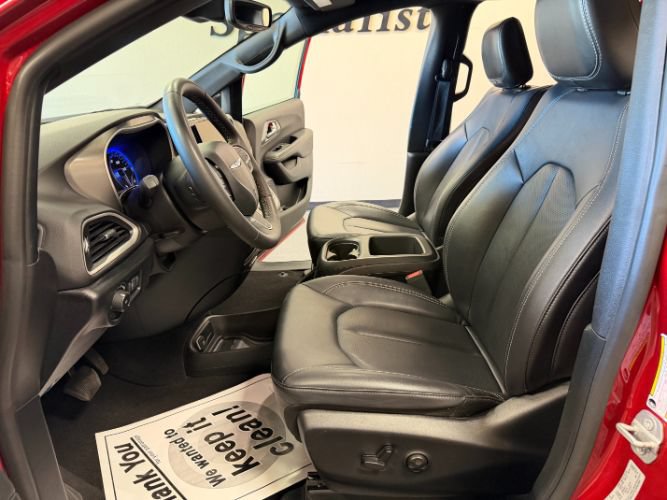Used 2025 Chrysler Pacifica Select FWD image 11