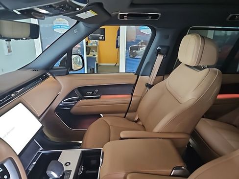 Used 2025 Land Rover Range Rover SE image 17
