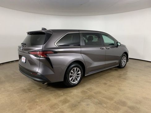 Used 2021 Toyota Sienna XLE FWD image 8