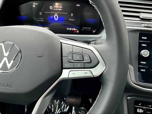 Used 2024 Volkswagen Tiguan SE image 25