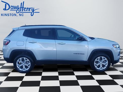 Used 2024 Jeep Compass Latitude AWD/4WD image 6
