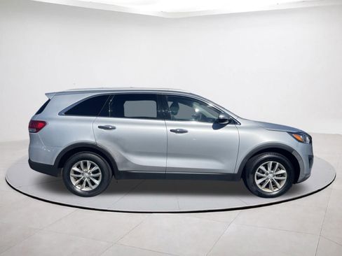 Used 2017 Kia Sorento LX image 6