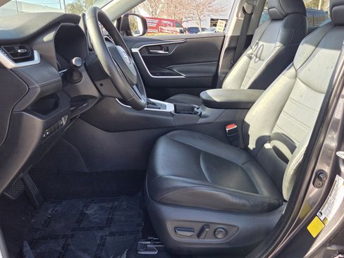 Used 2020 Toyota RAV4 XLE Premium image 10