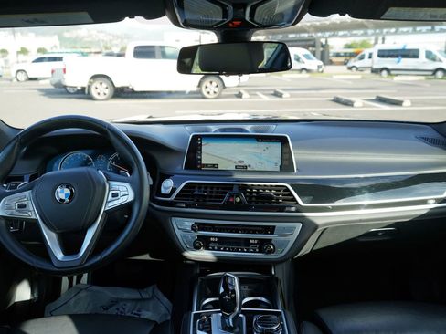 Used 2018 BMW 750i RWD image 23