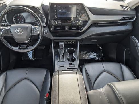 Used 2021 Toyota Highlander XLE image 11