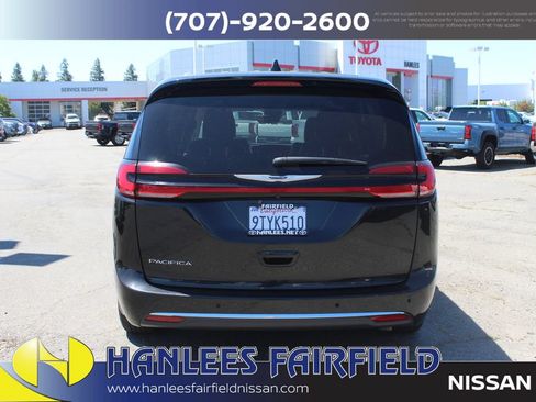 Used 2023 Chrysler Pacifica Touring-L FWD image 8