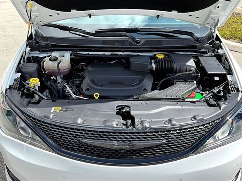 Used 2020 Chrysler Pacifica Touring-L Plus w/ Advanced Safetytec Group FWD image 11