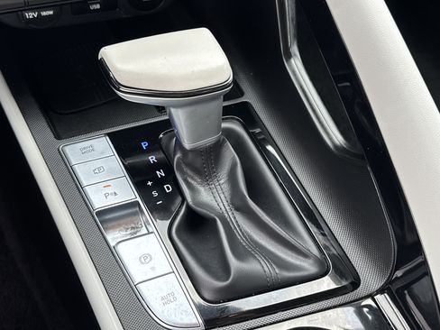 Used 2024 Hyundai Elantra Limited image 21