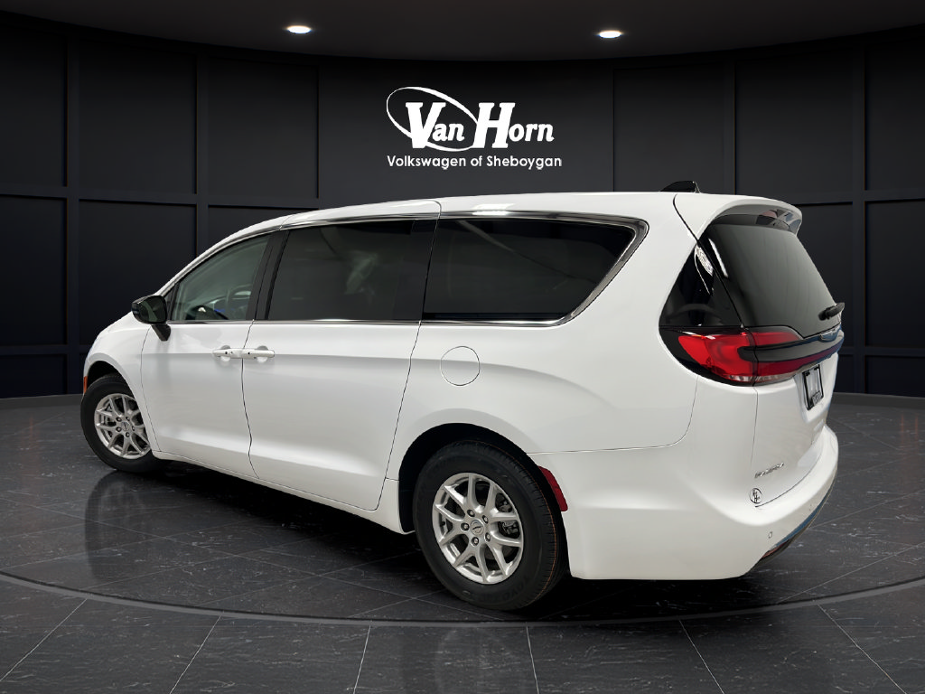 Used 2024 Chrysler Pacifica Touring-L FWD image 5