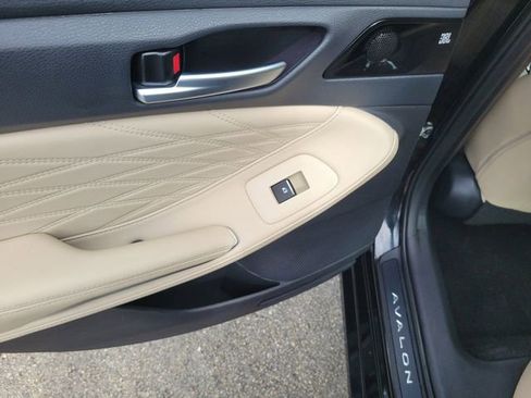 Used 2019 Toyota Avalon Limited image 10