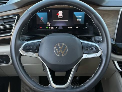 Used 2025 Volkswagen Atlas SE AWD/4WD image 10