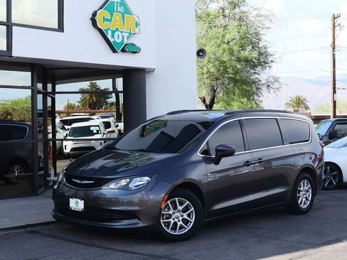 Used 2021 Chrysler Voyager Lxi image 2