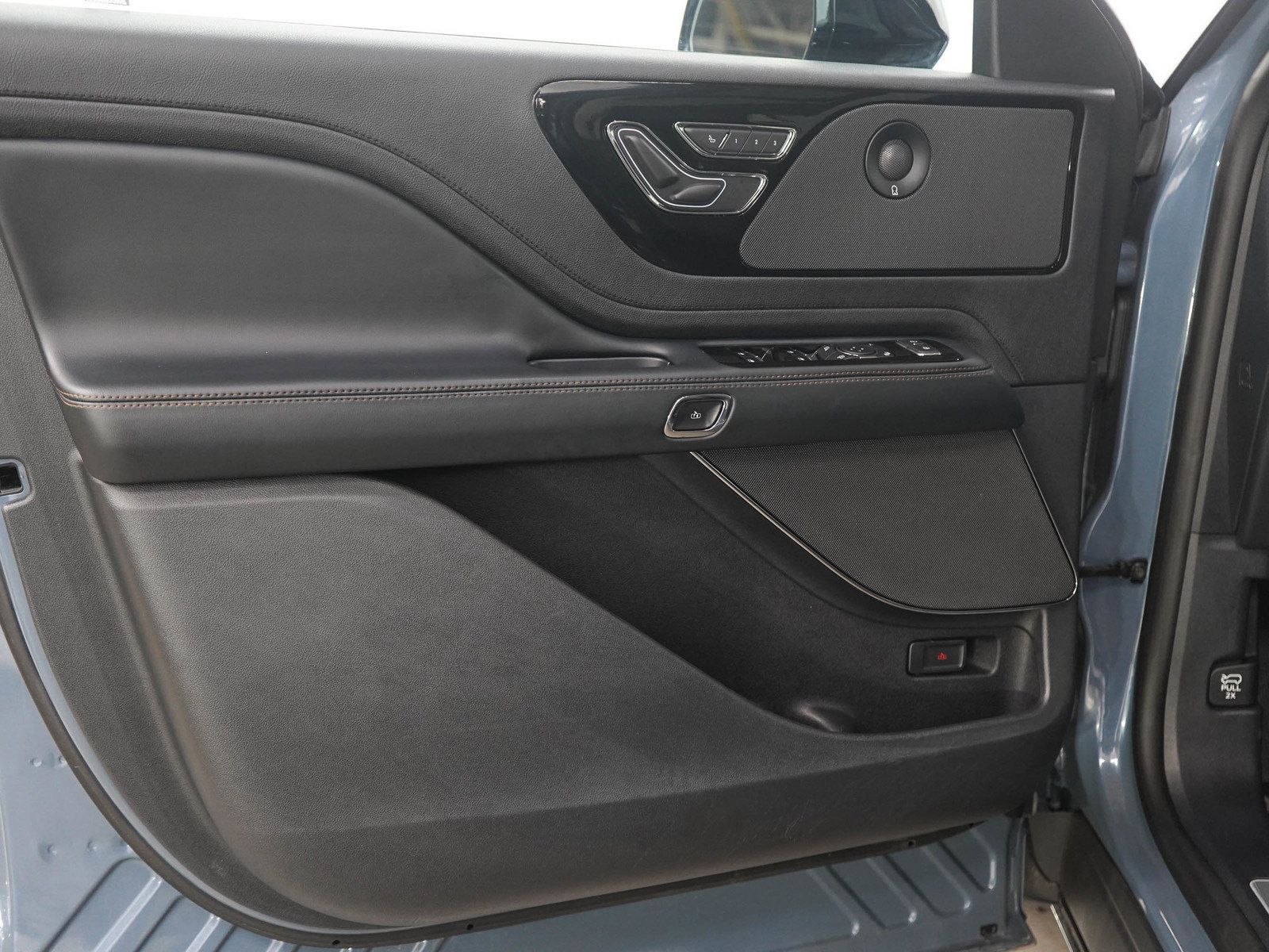 Used 2025 Lincoln Aviator AWD w/ Jet Appearance Package image 19