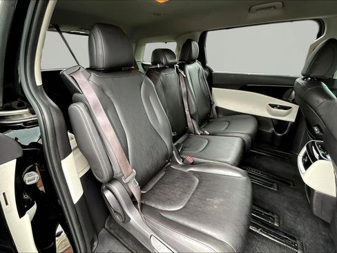 Used 2024 Kia Carnival EX FWD image 25
