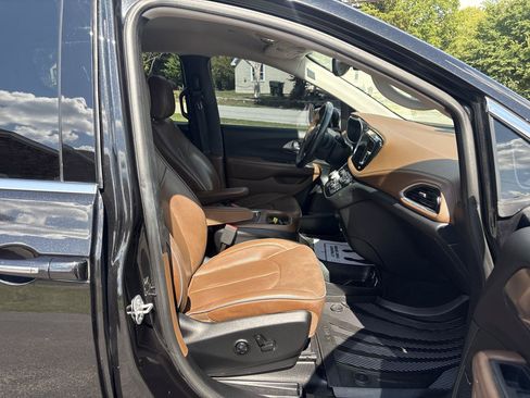Used 2017 Chrysler Pacifica Limited FWD image 24