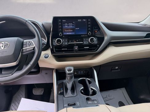 Used 2022 Toyota Highlander XLE image 11