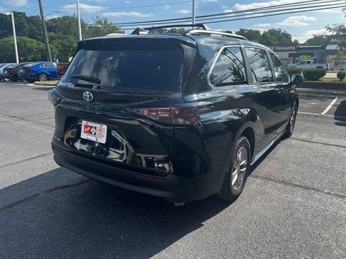 Used 2025 Toyota Sienna LE AWD/4WD image 5