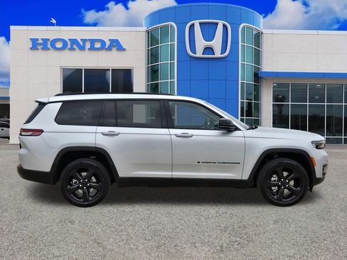 Used 2025 Jeep Grand Cherokee L Laredo RWD image 2
