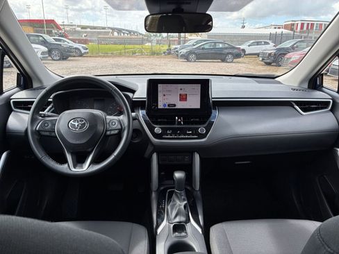 Used 2025 Toyota Corolla Cross LE FWD image 27