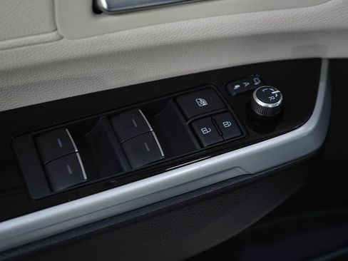 Used 2025 Toyota Sienna Platinum AWD/4WD image 25