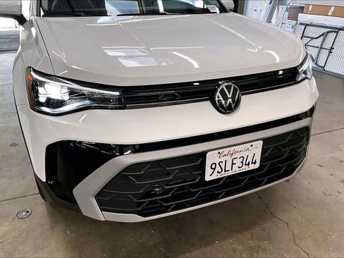 Used 2025 Volkswagen Taos SE w/ Panoramic Sunroof Package image 32