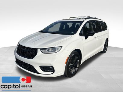Used 2025 Chrysler Pacifica Limited