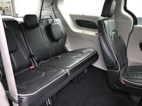 Used 2024 Chrysler Pacifica Limited FWD image 11
