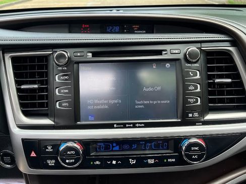 Used 2019 Toyota Highlander XLE AWD/4WD image 17